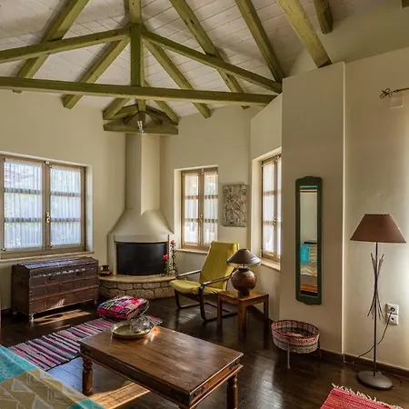 Tria Luxury Residences Stoúpa