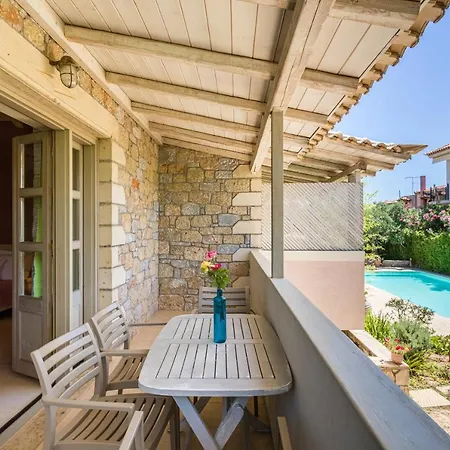 Tria Luxury Residences Vakantiehuis Stoúpa