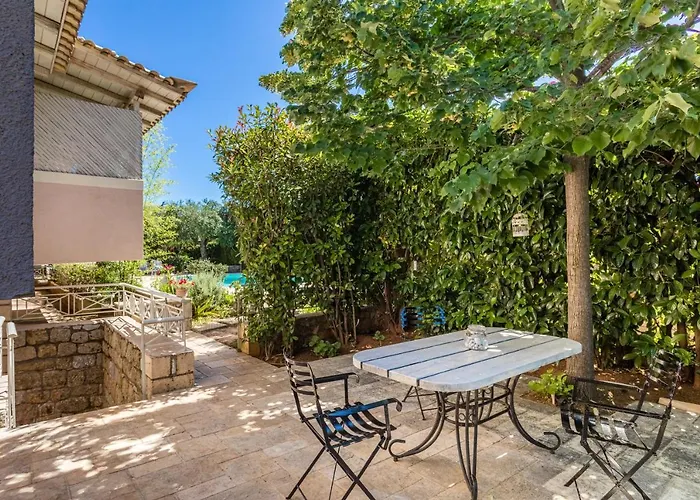 Tria Luxury Residences Vakantiehuis Stoúpa